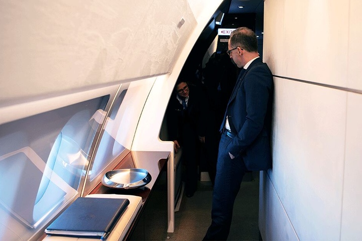 Außenminister Heiko Maas (52, SPD) steht nach der Landung in New York im Airbus A340 und wartet.