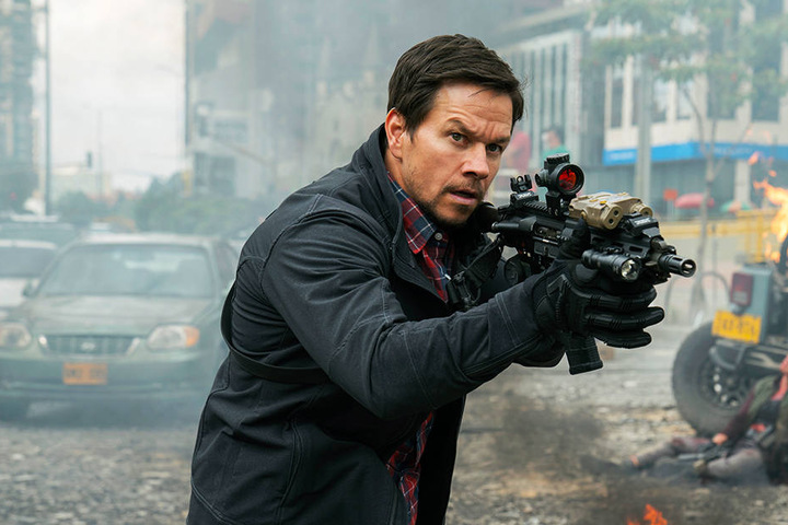 Agent James Silva (Mark Wahlberg) muss oft zur Waffe greifen, um Li Noor vor dessen Verfolgern zu beschützen und ihn 22 Meilen entfernt in ein Flugzeug zu setzen.