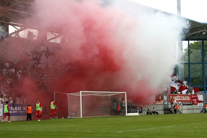 Eine Frau musste medizinisch behandelt werden, nachdem im Stadion Pyrotechnik gezündet wurde.