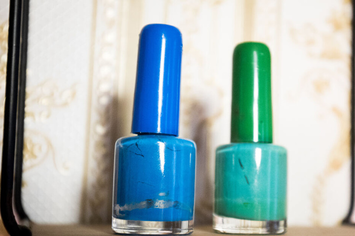 Zwei Fläschchen mit blauem und grünem Nagellack aus der Sammlung von Carolin Gorra sind Teile ihrer riesigen Nagellacksammlung.
