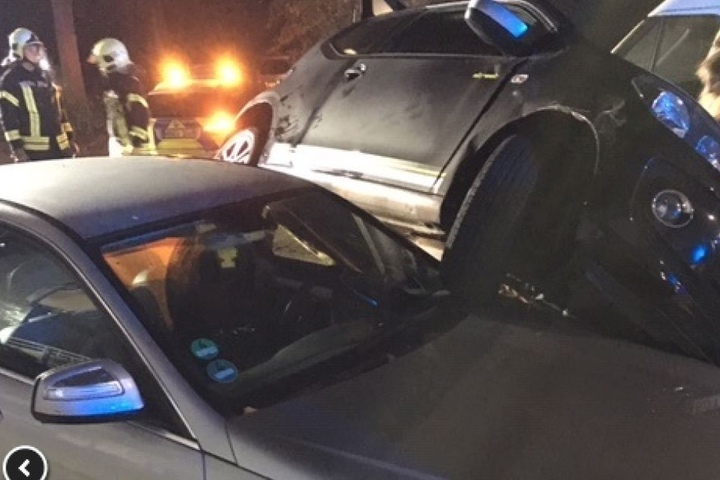 Die Feuerwehr in Gelsenkirchen musste ein Auto abstützen.