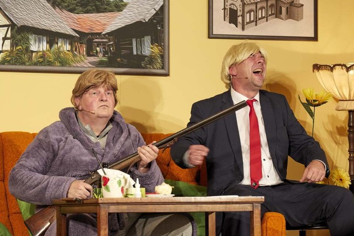 Die Weltpolitik schwappt ins Biertheater: Malzau wird von einem gewissen Detlef Trump (Peter Splitt, r.) heimgesucht. Gisela Kleinschmidt (Hans-Jörg Hombsch, l.) bleibt da nur der Griff zur Flinte...