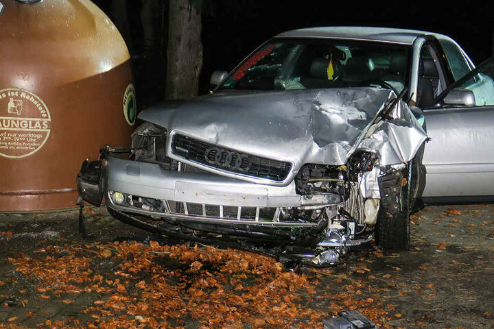 Der Audi kam an Glascontainern zum Stehen.