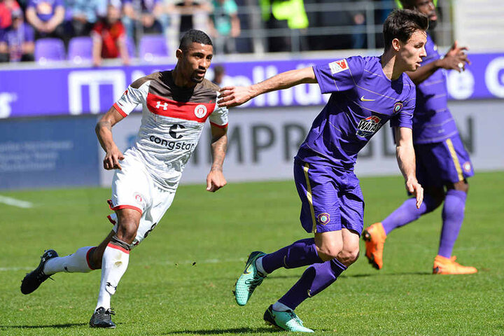 Clemens Fandrich am Ball - da staunt auch Hamburgs Jeremy Dudziak.