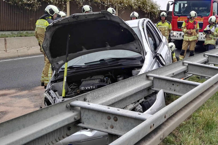 Die Feuerwehr übergab den verletzten Fahrer an die Rettungskräfte.