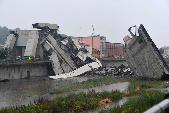 Blick auf die Trümmer der eingestürzten Morandi Autobahnbrücke.