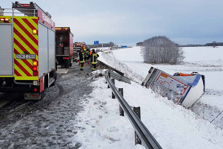 Auch bei Dittersdorf liegt ein Lkw im Graben.