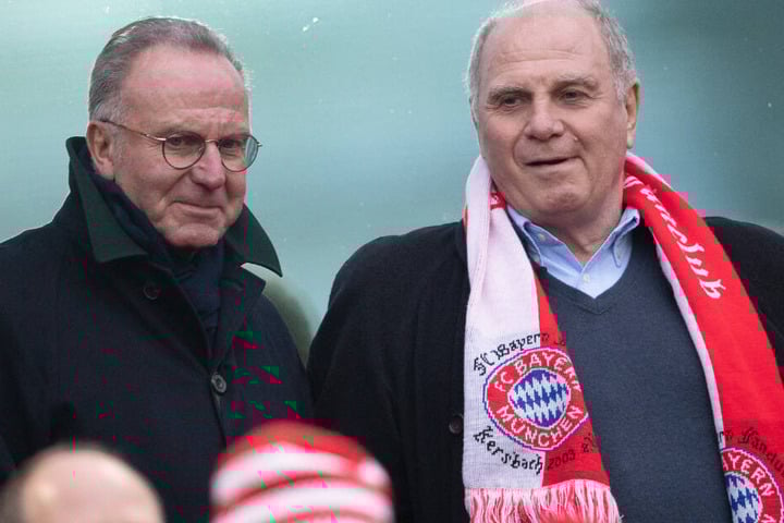 Bayern-Präsident Uli Hoeneß (r.) und der FC Bayern prüfen aktuell einen Einstieg in den eSport.