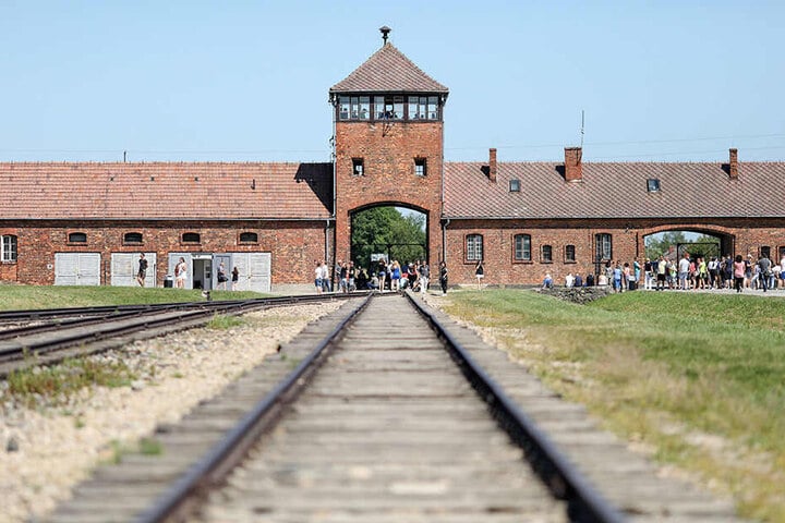 Blick auf das historische Tor im früheren Vernichtungsslager Auschwitz-Birkenau.