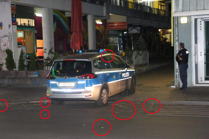 Eier liegen auf der Straße und dem Streifenwagen verteilt.