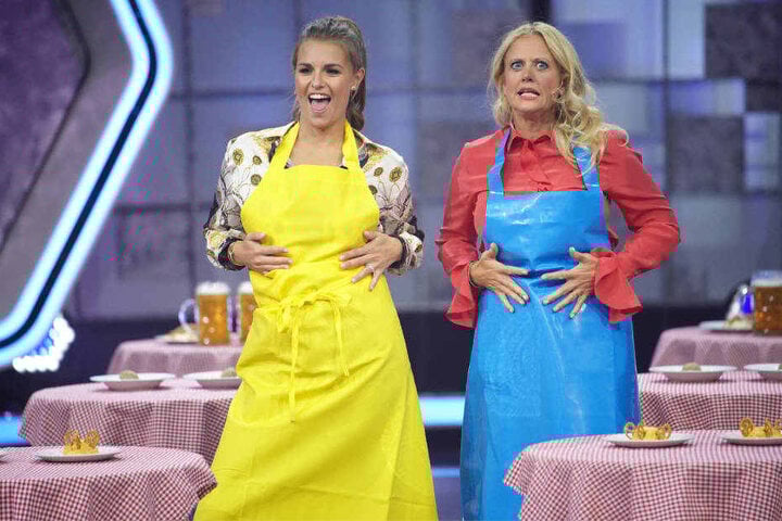 Wer sieht besser in der Schürze aus: Laura Wontorra (lil.) oder Barbara Schöneberger (re.)?
