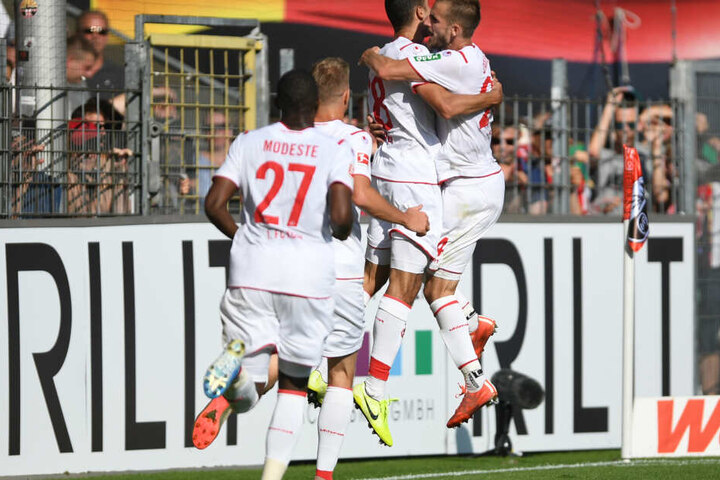 Die Kölner jubeln nach dem Siegtreffer zum 2:1.