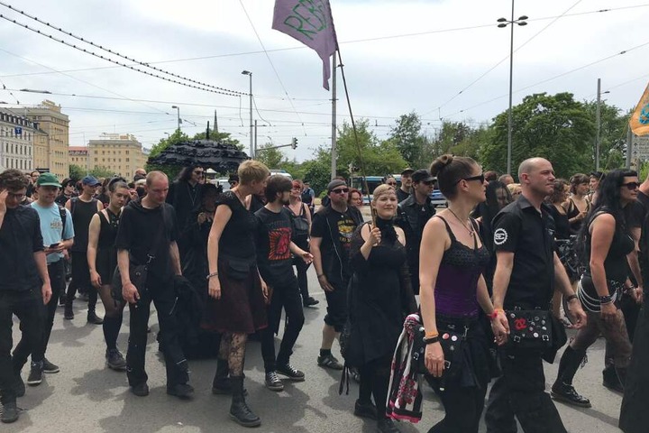 Zahlreiche WGT-Besucher schlossen sich der Demonstration an.