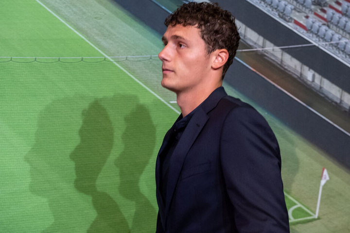 Benjamin Pavard bei der Pressekonferenz zu seiner Vorstellung als Neuzugang beim FC Bayern.