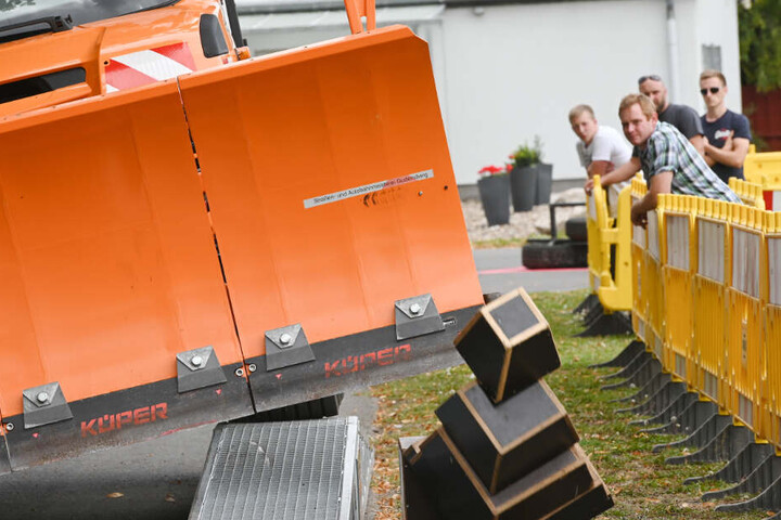Ein Unimog räumt während einer Testfahrt auf dem Parcours mit seinem Schneepflug die Pyramide ab. (Archiv)