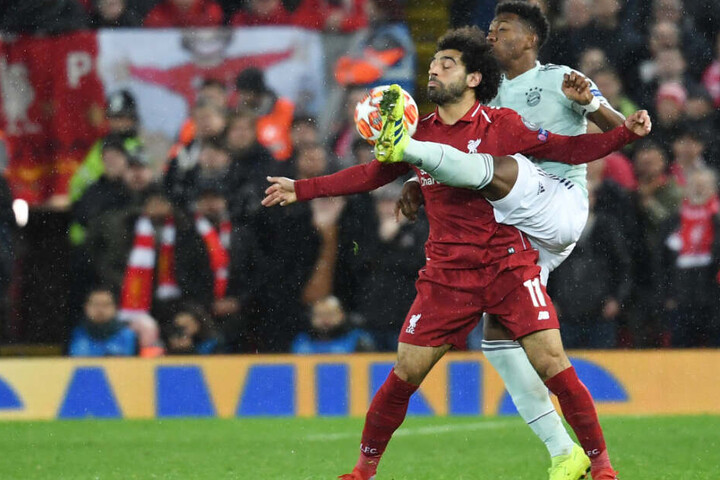 David Alaba (r.) und der FC Bayern München erarbeiteten sich an der Anfield Road ein Remis.