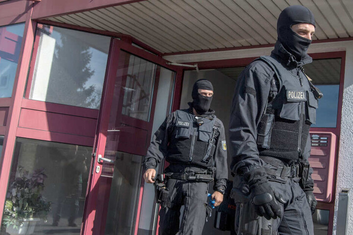 Polizisten kommen von einer Durchsuchung. (Symbolbild)