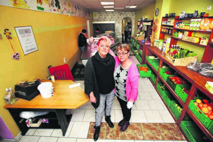 Froh, dass der Lebensmittel-Klau vorbei ist, doch vom mutmaßlichen Täter enttäuscht: die Freitaler Tafel-Chefin Karin Rauschenbach (50, l.) mit einer ihrer Mitarbeiterinnen.