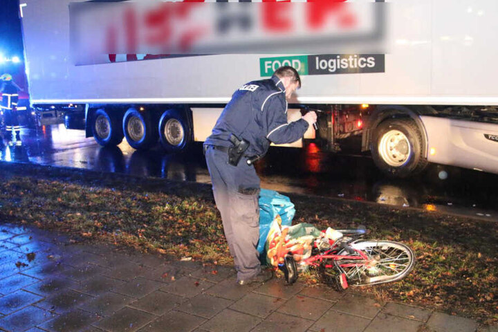 Ein Polizist sichert Spuren am Unfallort.