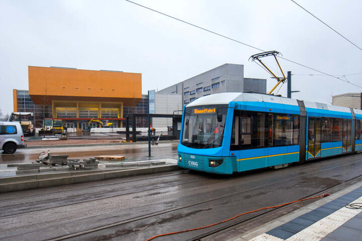 Am Sonntag geht die neue Trasse in der Reichenhainer Straße zur Uni ans Netz. Daher fährt die CVAG derzeit im Probebetrieb.