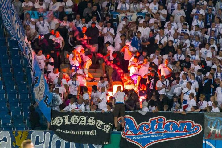 Wahnsinn: Hier landet eine Rakete aus dem Hertha-Block mitten im Rostock-Block.