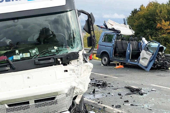 Auf der Bundesstraße 289 ist in Bayern ein VW-Bus frontal mit einem Lastwagen kollidiert.