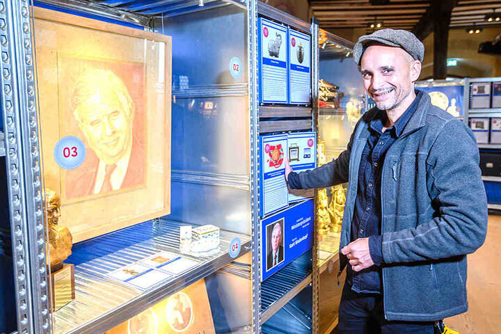 Museologe Frank Schmidt (48) zeigt ein Porträt von Ministerpräsident Kurt Biedenkopf - ein Geschenk des Künstlers Rafael Bonomi aus Uruguay 1999.