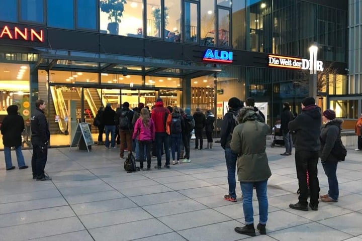 Gegen 7.30 Uhr war die Schlange noch überschaubar, doch es wurden mehr und mehr Leute.