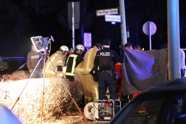 Die Feuerwehr brauchte fast eine Stunde, um die Frau aus dem Mazda zu befreien.