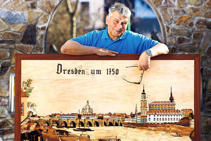 Intarsienschneider Harry Müller (70) aus Thum mit seinem neuesten Meisterwerk "Canaletto-Blick - Dresden um 1750", das am Wochenende in Annaberg erstmals öffentlich zu bestaunen ist.