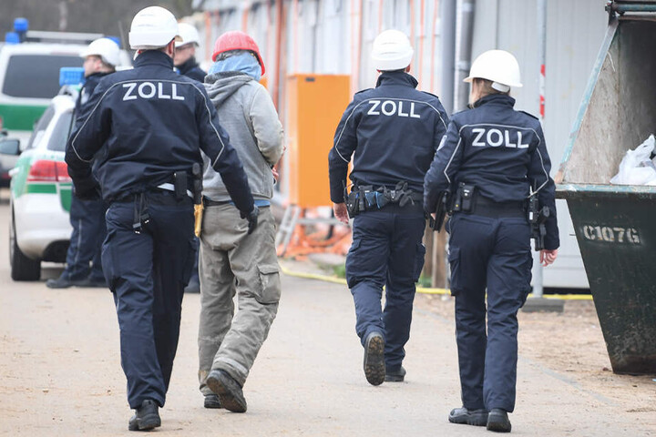 Laut Zoll entstand der Sozialkasse ein Schaden von mehr als 320.000 Euro. (Symbolbild)