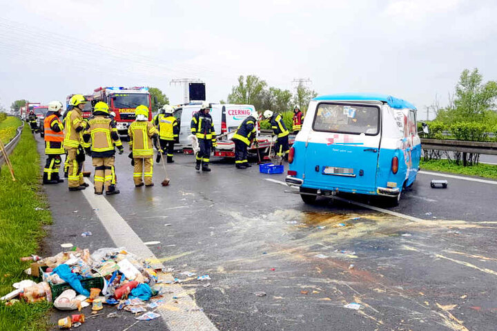 Ein Bus hat bei dem Aufprall seine Ladung verloren.