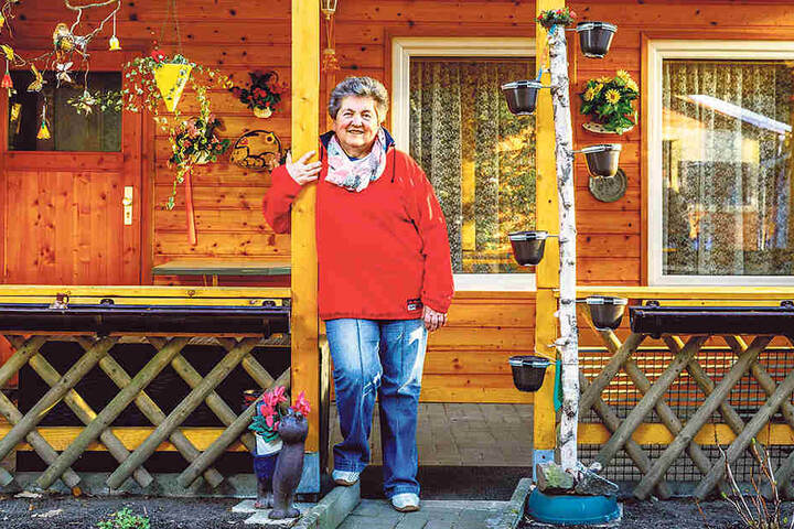 Annelies Habich (73) und ihr Mann Egon (71) aus Schönfeld wohnen seit 1991
auf dem Platz. „2014 sind wir sogar einmal innerhalb der Anlage umgezogen,
um uns vergrößern zu können.“ Vor zwei Jahren haben sie das Dach neu gedeckt.