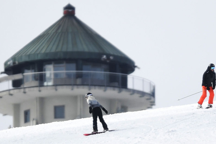 Auf dem Feldberg kommen Wintersport-Fans derzeit auf ihre Kosten.