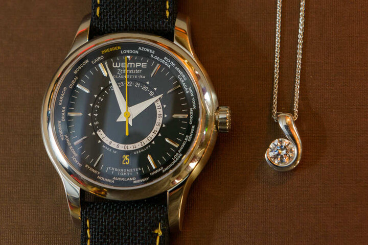 Eine Wempe-Armbanduhr und ein Brillant-Kollier sind die Hauptpreise der Tombola.