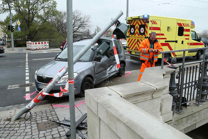 Der Skoda wurde bei dem Zusammenstoß an einen Ampelmast gedrückt.