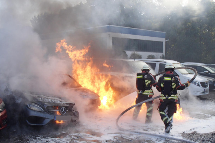 Die Feuerwehrleute setzten ein Schaum-Wasser-Gemisch zum Löschen ein.