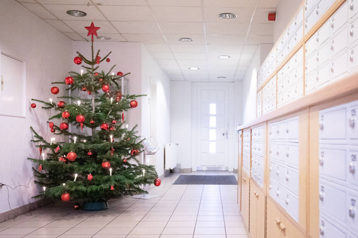 Ein geschmückter Weihnachtsbaum steht im Haupteingang der Justizvollzugsanstalt Glasmoor.