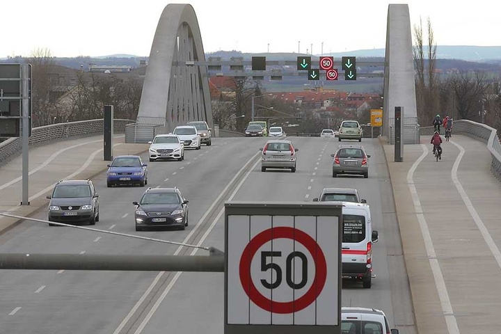 Auf der Waldschlößchenbrücke in Richtung Altstadt blitze es 17.457 mal. Die ertappten Autofahrer zahlten 516.480 Euro Strafe.