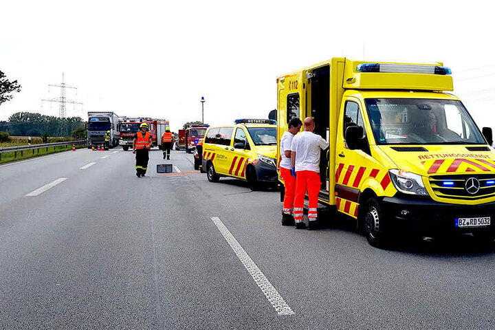 Der Rettungsdienst war nach dem Crash im Einsatz, kümmerte sich um eine verletzte Person.
