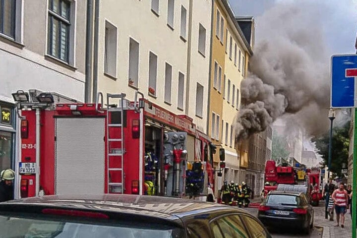 Eine dichte Rauchwolke stieg aus der ersten Etage des Mehrfamilienhauses in die Luft.