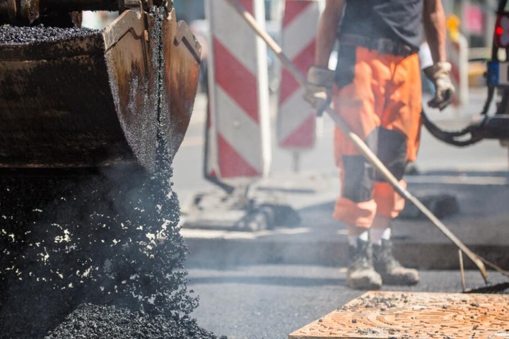 An mehreren Straßen in Bielefeld wird gebaut. (Symbolbild)