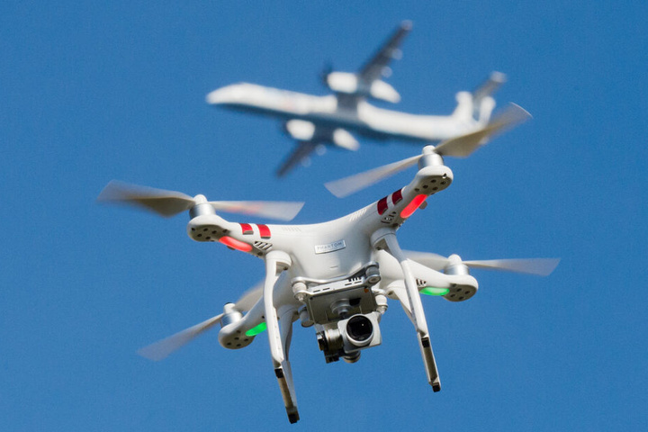 Drohnen können landende und startende Flugzeuge gefährden.