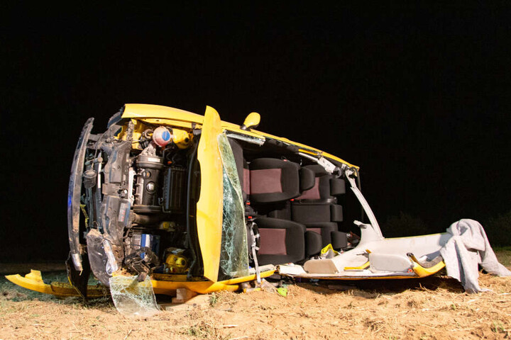 Das Auto wurde komplett zerstört.