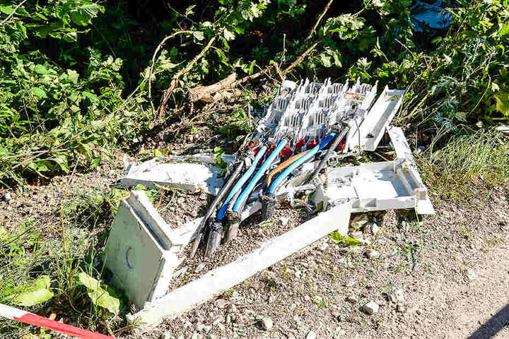 Ein Stromkasten wurde schwer in Mitleidenschaft gezogen.