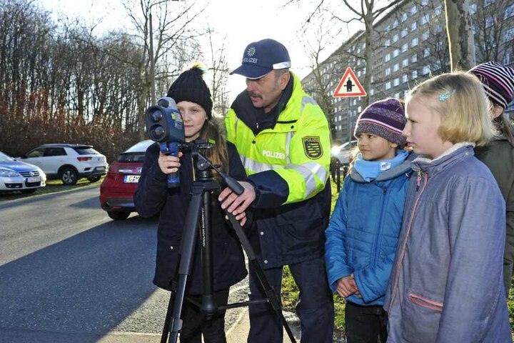 Kinder aktiv bei „Blitz für Kids“ - hier bei einer Messung mit Polizeiobermeister Dieter Rhein (58).