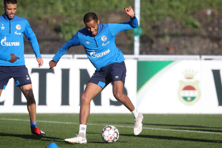 Louis Samson in Schalke-Klamotten beim Training. Der 23-Jährige kickt derzeit für die 2. Mannschaft "Königsblauen" in der Oberliga und könnte in der Transferperiode ablösefrei zum FC Aue wechseln.