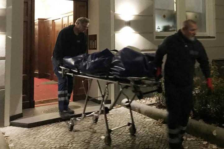 Die Feuerwehr konnte die Frau nur noch leblos aus ihrer Wohnung bergen.