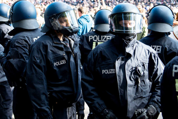 Bei Fußballspielen kommt es leider immer wieder zu Gewalt zwischen Fans und Polizei. (Symbolbild)