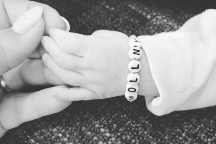 Auf Instagram postete Sylvana bisher nur ein Bild von ihrer Hand und der ihres neugeborenen Kindes.